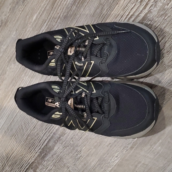 New Balance 410 V7 Sneakers Size 6.5 - Picture 3 of 8